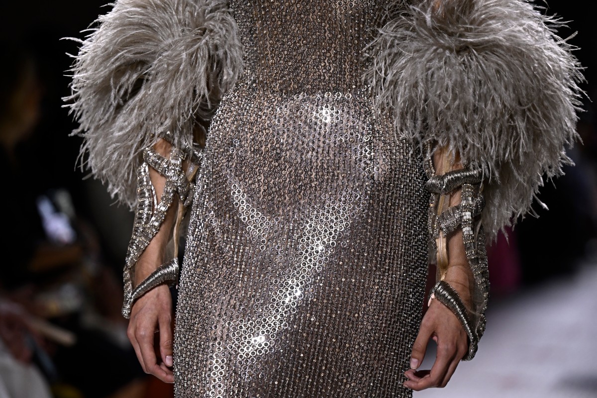 بالصور- فساتين مرصعة بالألماس من توقيع إيلي صعب في أسبوع باريس للأزياء الراقية